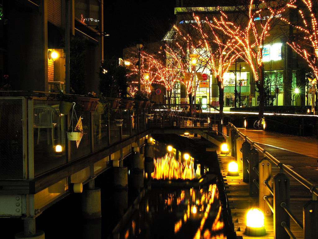 神戸ガス燈通りの夜景　左クリックで神戸ガス燈通りイルミネーションへ右クリック背景に設定で壁紙へ