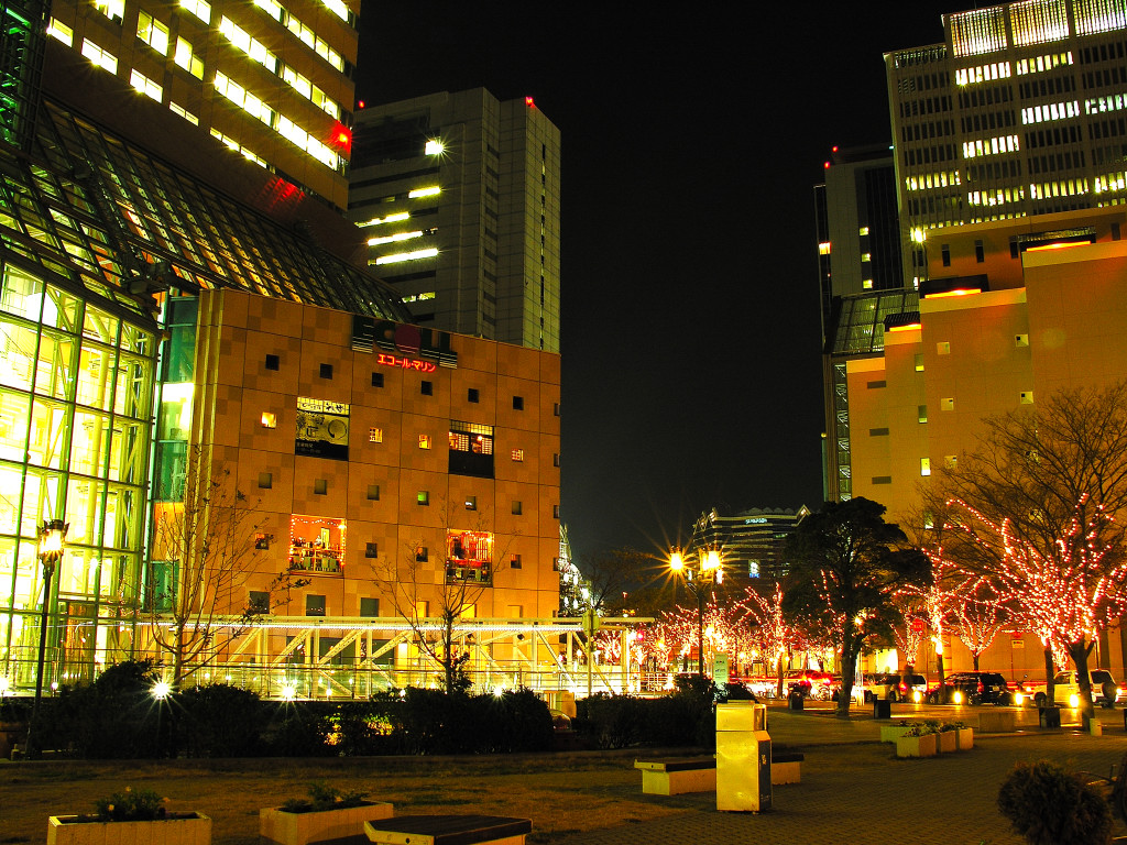 神戸ガス燈通り　はねっこ広場から見たイルミネーション　左クリックで神戸ガス燈通りイルミネーションへ右クリック背景に設定で壁紙へ