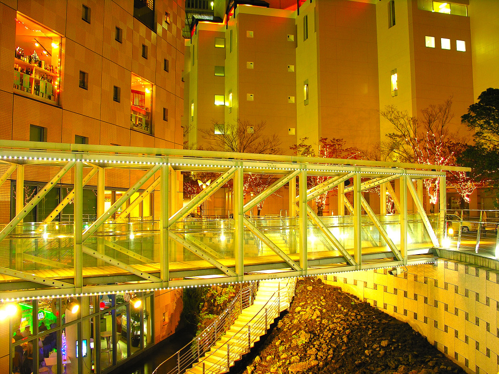 神戸情報文化ビルの通路と夜景　左クリックで神戸ガス燈通りイルミネーションへ右クリック背景に設定で壁紙へ