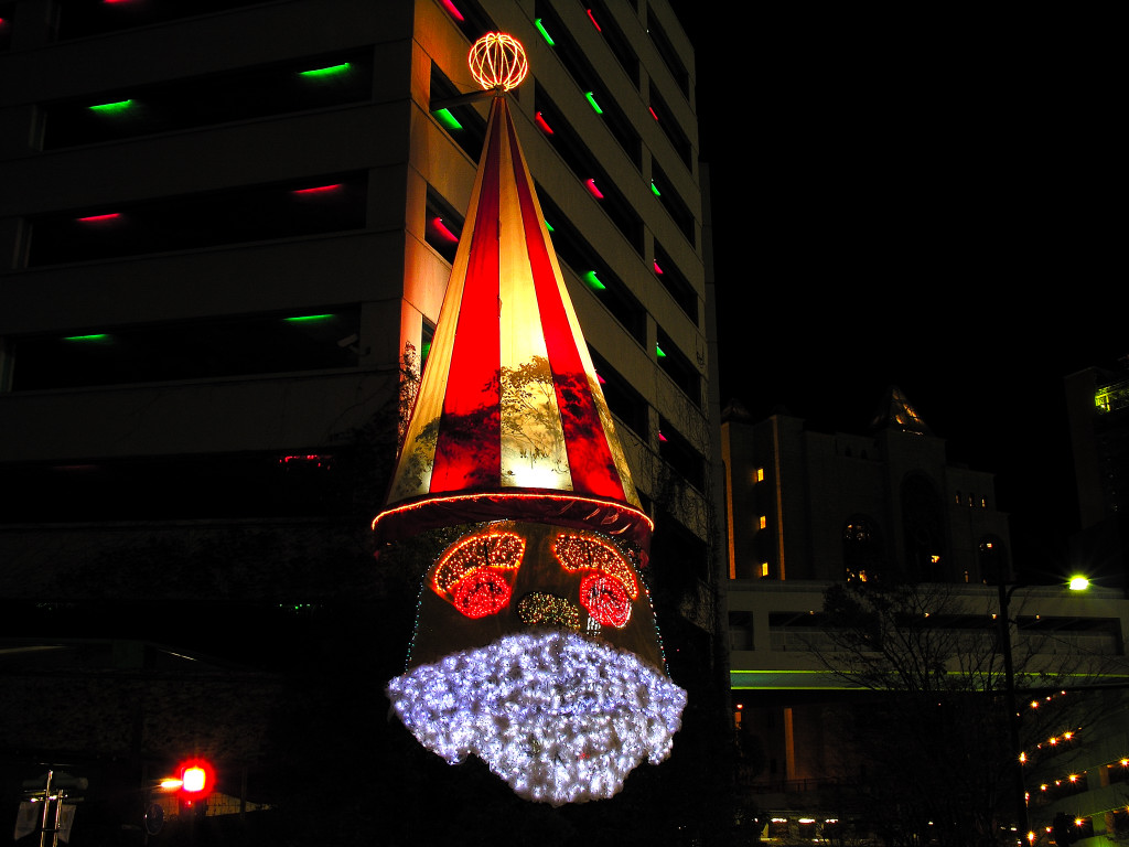 キャナルガーデン前のサンタクロース　左クリックで神戸ハーバークリスマス2004へ右クリック背景に設定で壁紙へ