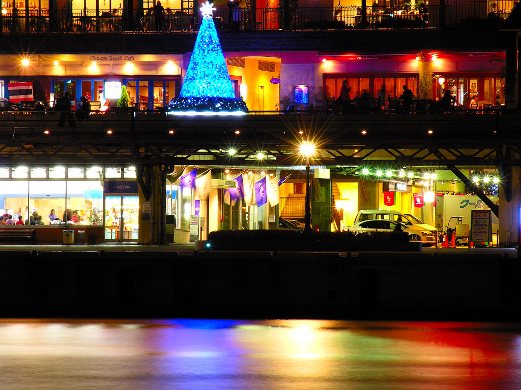 神戸モザイクブルーツリーと虹の海　左クリックで神戸ハーバークリスマス2004へ右クリック背景に設定で壁紙へ