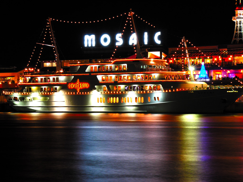 グルメ船コンチェルトとモザイク　左クリックで神戸ハーバークリスマス2004へ右クリック背景に設定で壁紙へ