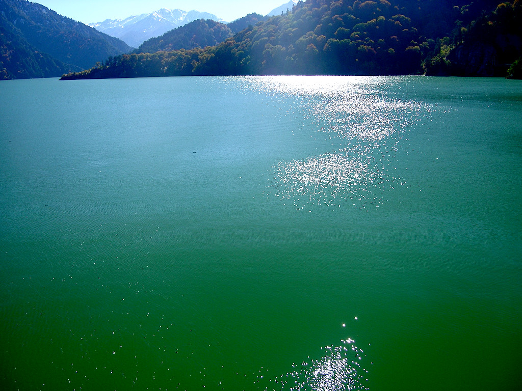 黒部湖　緑の湖面　左クリックで黒部ダムへ右クリック背景に設定で壁紙へ