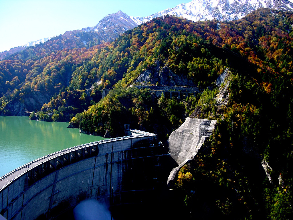 黒部ダムの観光放水　左クリックで黒部ダムへ右クリック背景に設定で壁紙へ