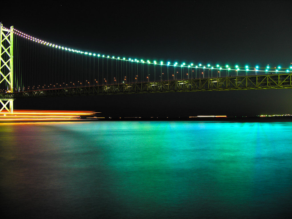 明石海峡大橋ライトアップ　ルミナリエ色　左クリックでマリンピア神戸へ右クリック背景に設定で壁紙へ