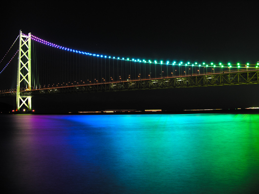 明石海峡大橋ライトアップ　時報虹色パターン　左クリックでマリンピア神戸へ右クリック背景に設定で壁紙へ