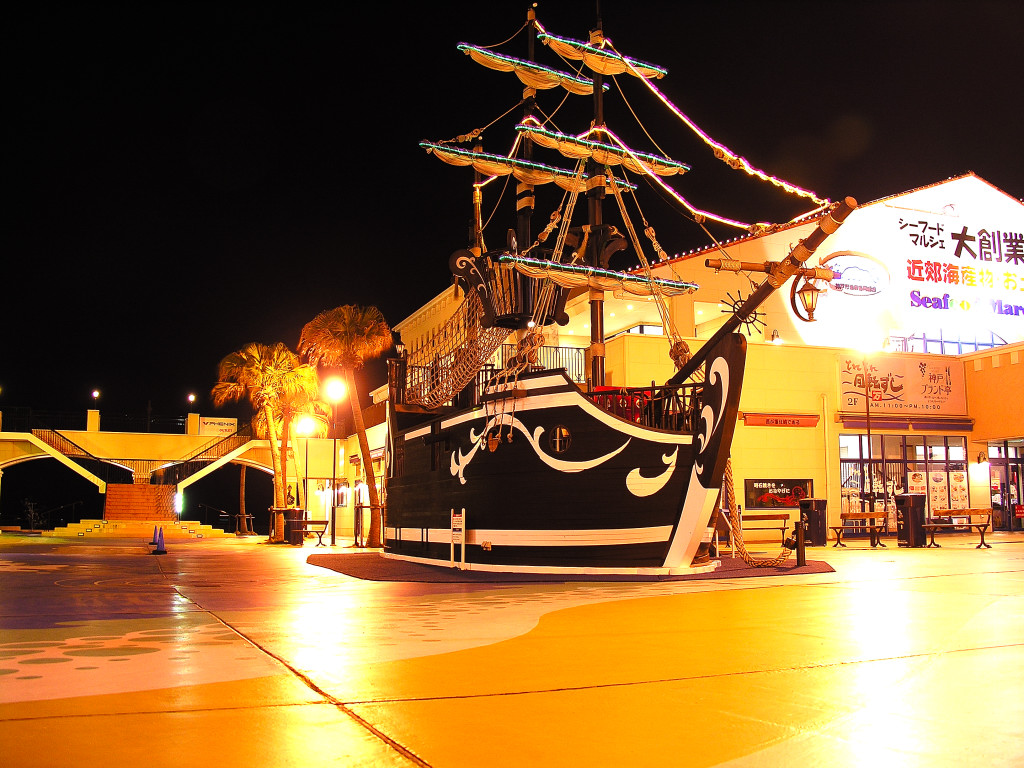 マリンピア神戸　船の広場　左クリックでマリンピア神戸へ右クリック背景に設定で壁紙へ