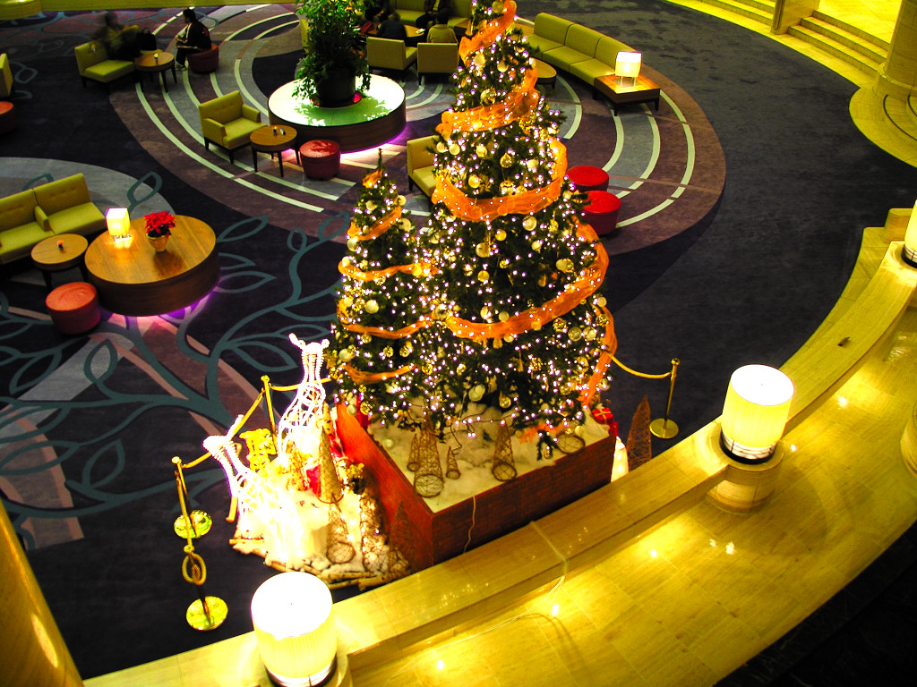 ロビーのクリスマスツリー　左クリックでポートピアホテルへ右クリック背景に設定で壁紙へ