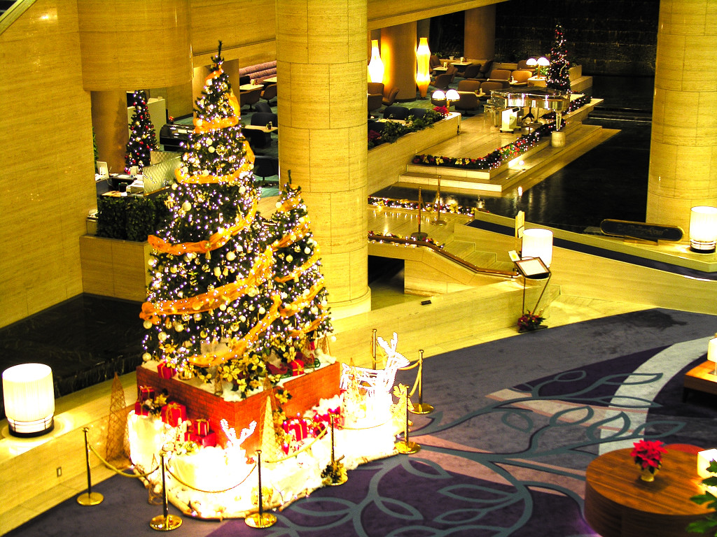 ロビーのクリスマスツリーと大理石のフロア　左クリックでポートピアホテルへ右クリック背景に設定で壁紙へ