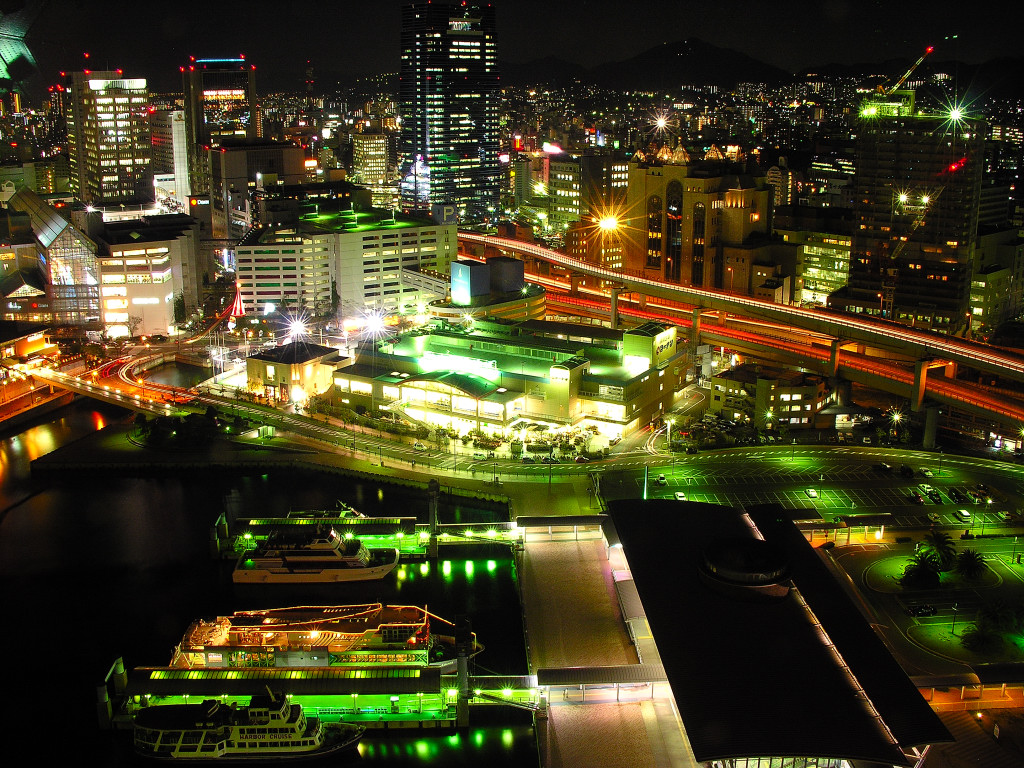 神戸ポートタワーの営業時間　左クリックでポートタワーからの神戸夜景へ右クリック背景に設定で壁紙へ