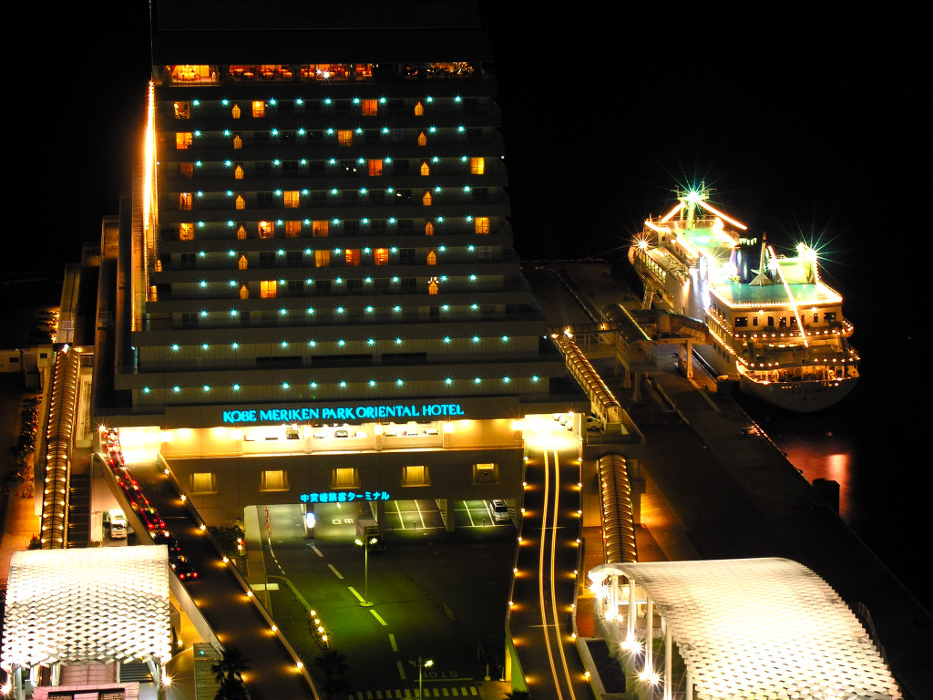 神戸ポートタワーから見下ろすメリケンパークオリエンタルホテルの夜景　左クリックでポートタワーからの神戸夜景へ右クリック背景に設定で壁紙へ