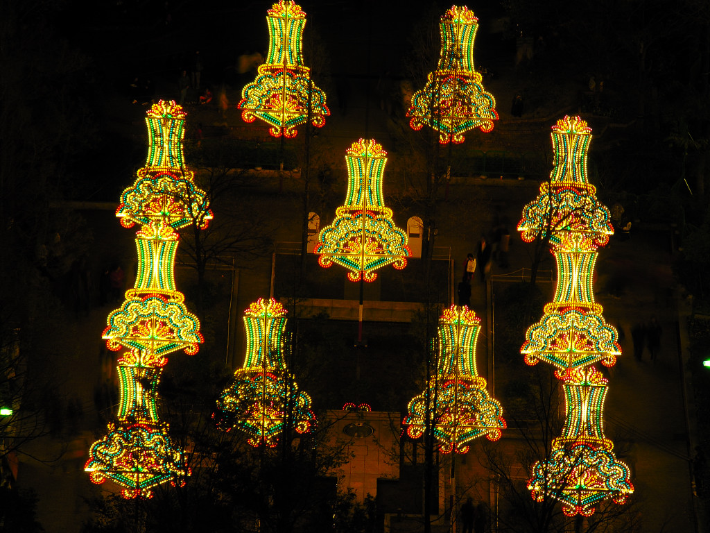 東遊園地のアヴィッシ(光の道標)「光の小星座」　左クリックでルミナリエ2004へ右クリック背景に設定で壁紙へ